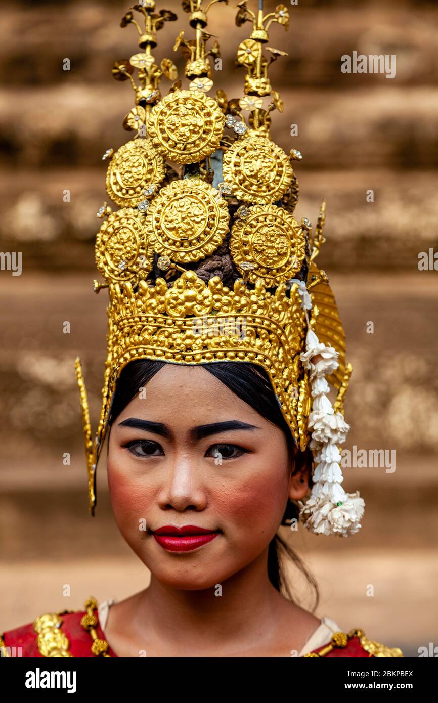 A Young Cambodian Woman In Traditional Costume Angkor Wat Temple Complex Siem Reap Siem Reap 4401