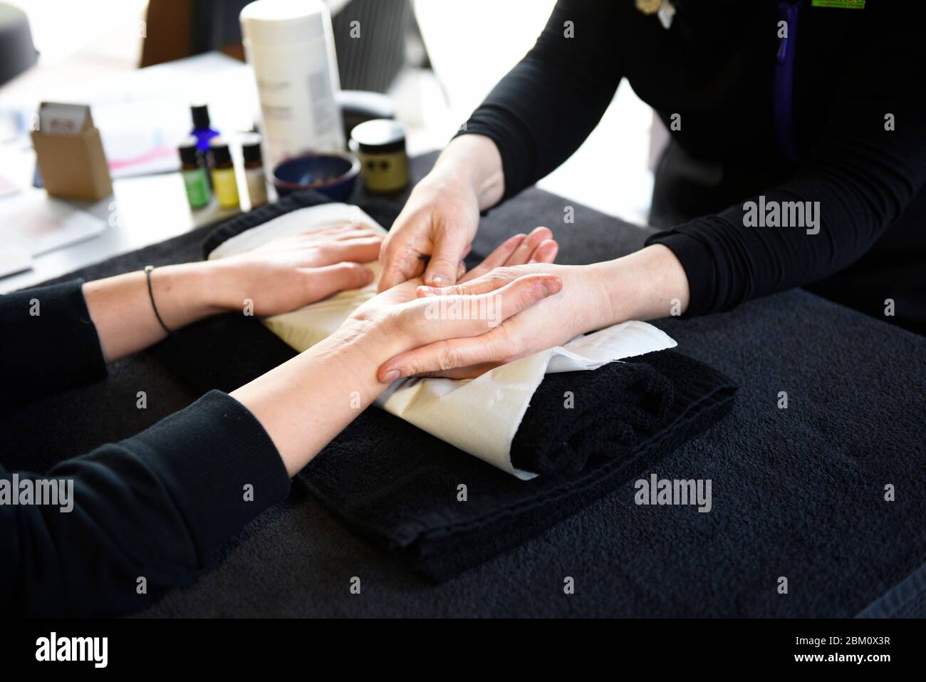 A Hand Massage Session Sometimes Known As Hand Reflexology Hand Massaging Helps New Oxygen