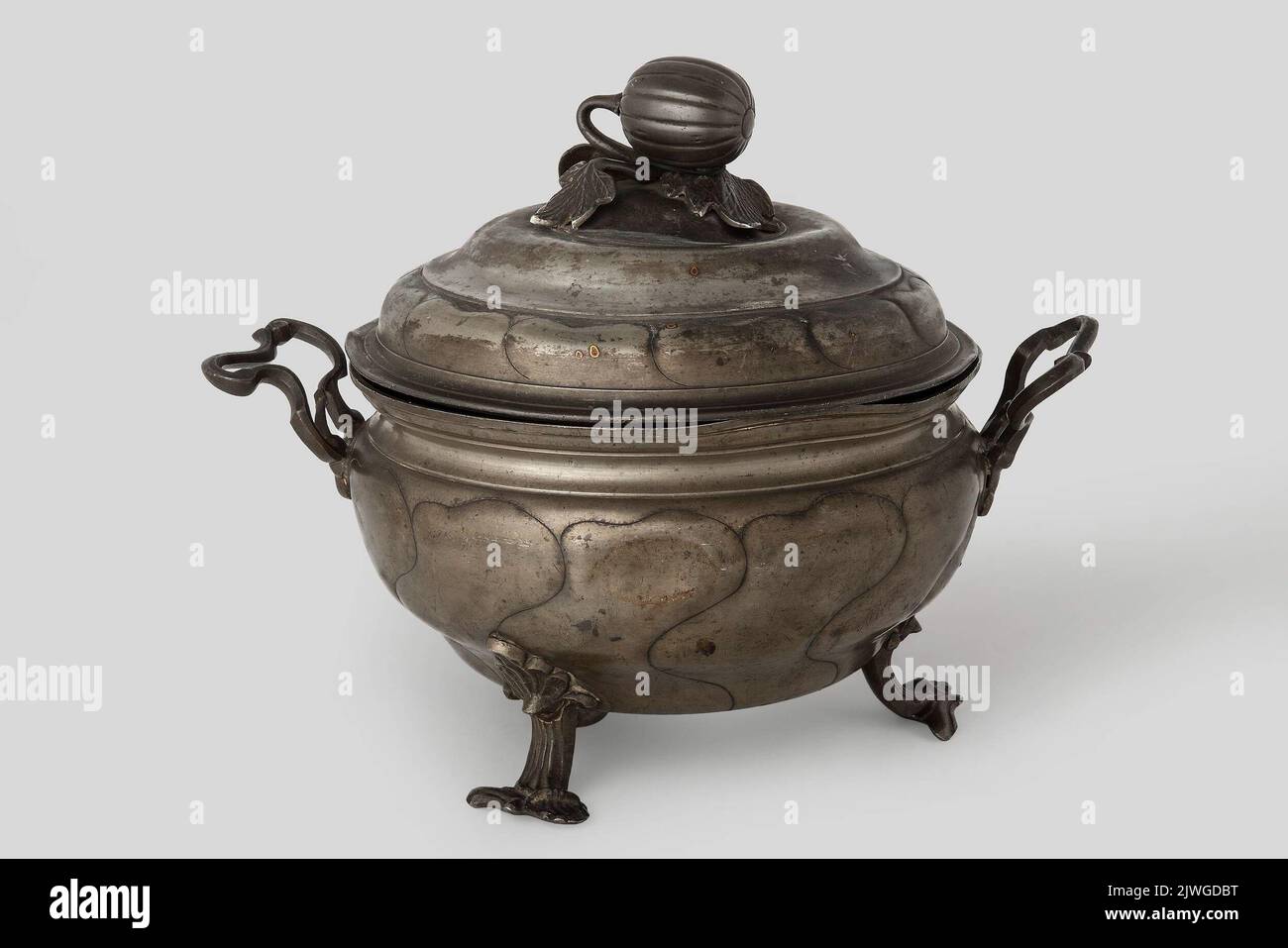 Soup tureen. Oestmann, Andreas (fl. 1756ca 1775), pewterer Stock Photo