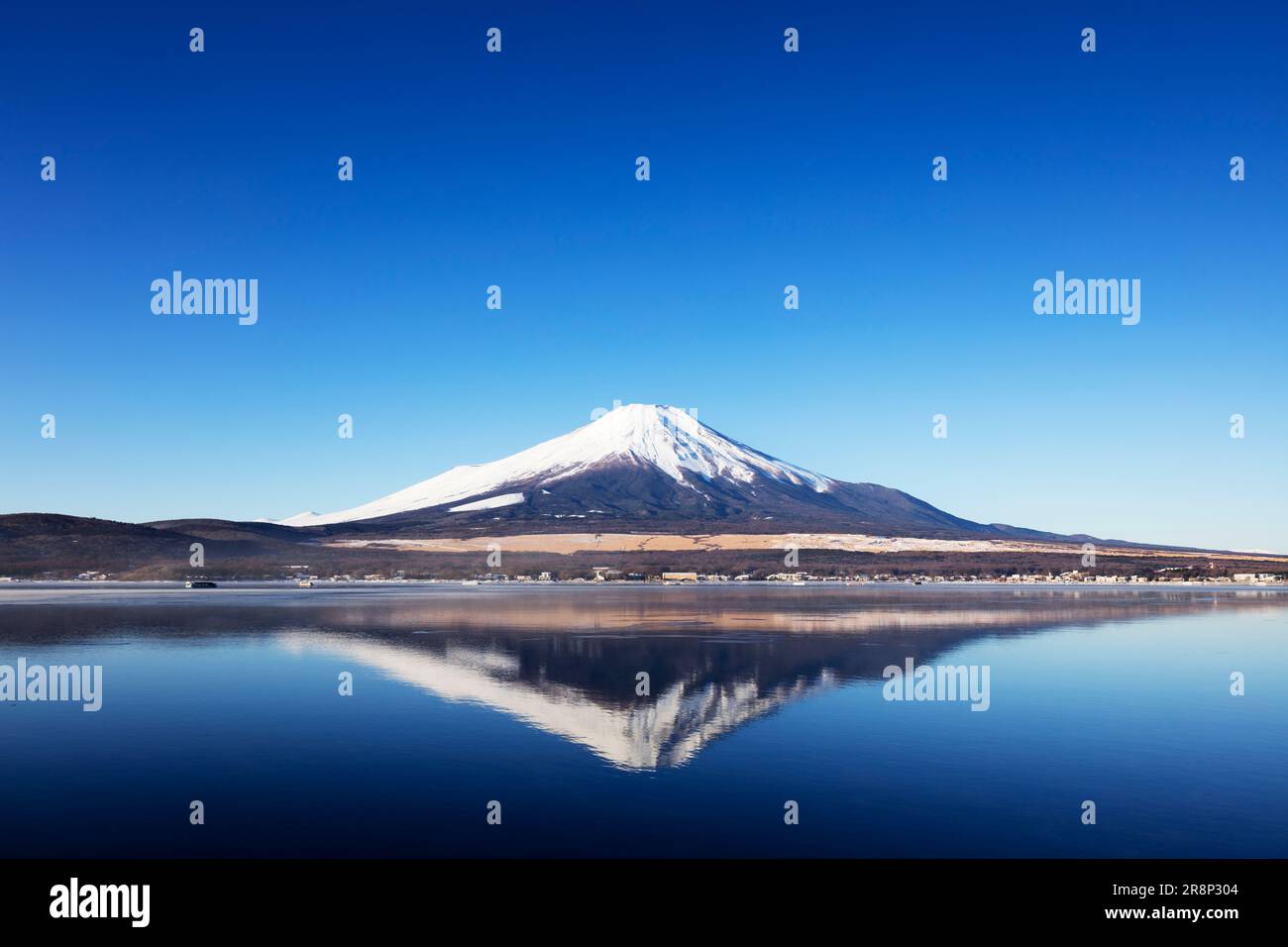 Yamanakako Lake and Mt Stock Photo - Alamy