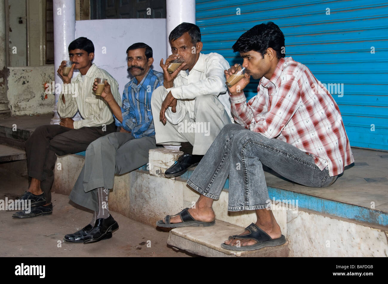 Men drinking tea Chandni Chowk Bazar Old Delhi India Stock Photo - Alamy