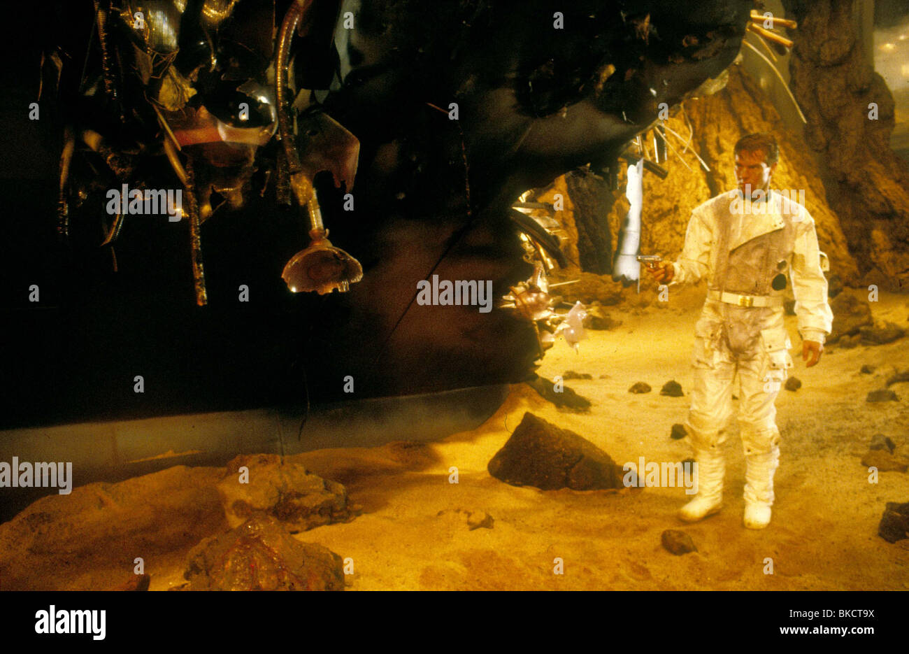 ENEMY MINE -1985 DENNIS QUAID Stock Photo - Alamy