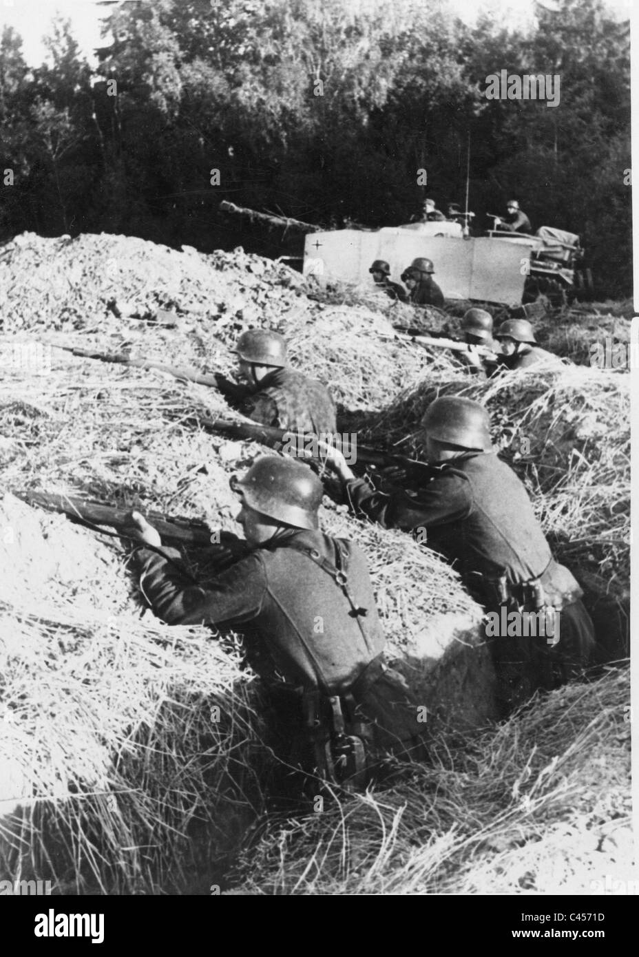 German Soldiers In Position On The Eastern Front 1944 Stock Photo Alamy