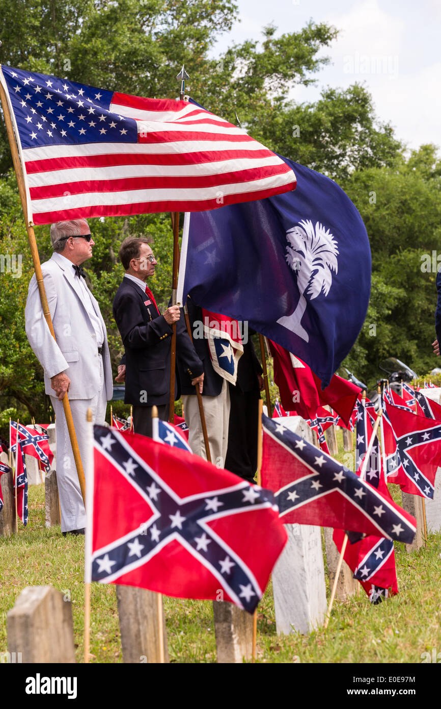 descendants-of-civil-war-soldiers-hold-the-american-and-south-carolina