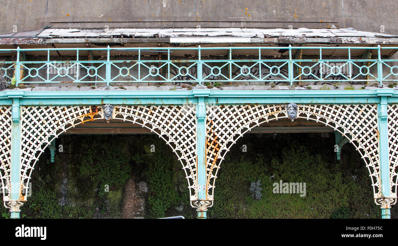 Brighton promenade walkway Stock Photo - Alamy