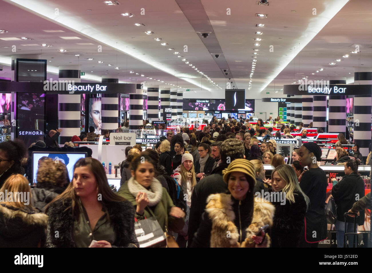 Comment Sephora a rénové son flagship sur les Champs-Elysées - Républik  Retail