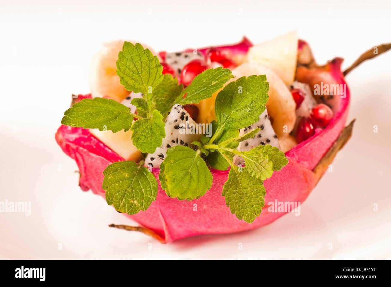 Obstsalat mit Honig Stock Photo - Alamy