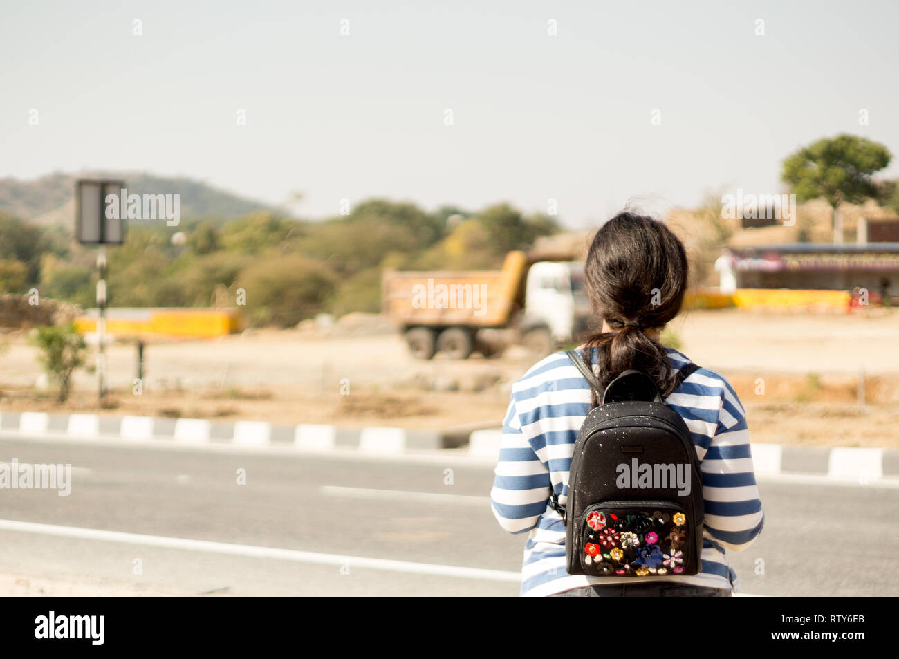 Young female traveler with backpack and casual attire Stock Photo - Alamy